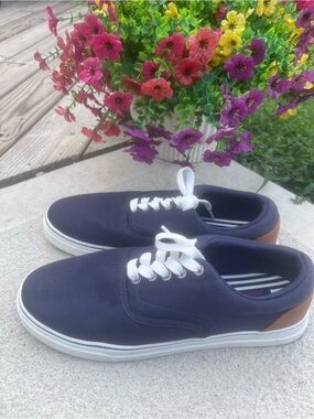 Men's CHAPS Navy Canvas Sneakers with White Laces • size 9.5